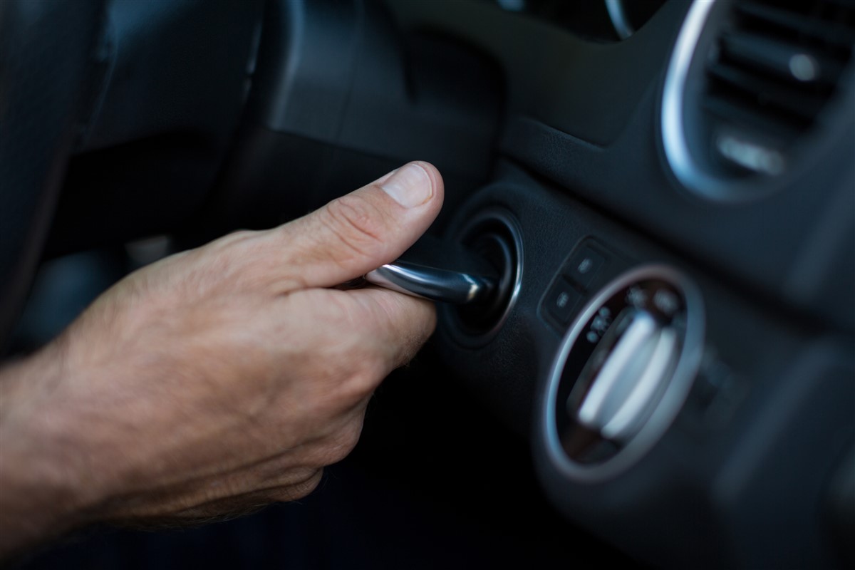 démarrer une vieille voiture manuelle