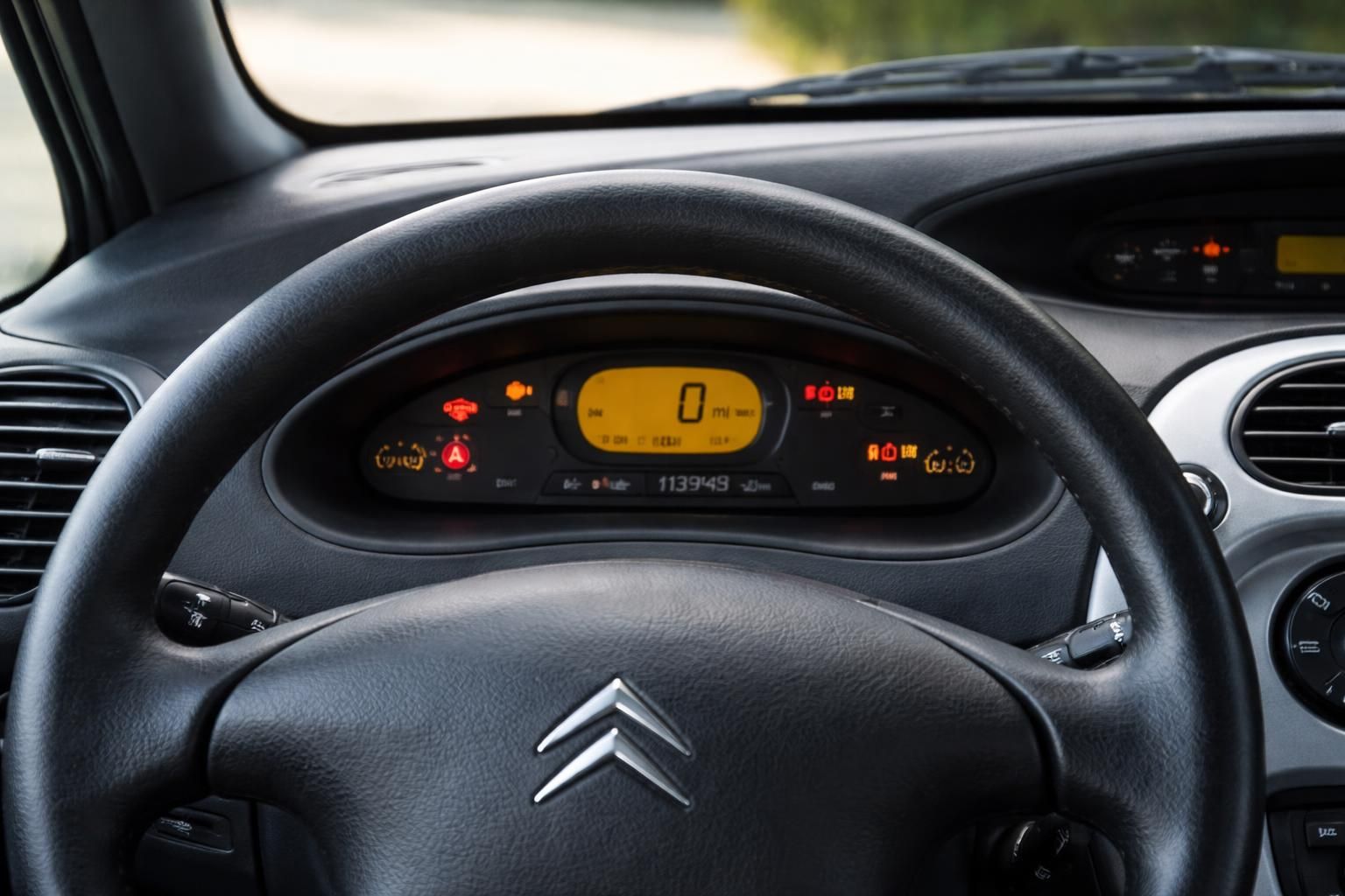 découvrez la signification des voyants du tableau de bord de la xsara picasso pour assurer votre sécurité et éviter les pannes imprévues. ne laissez rien au hasard !