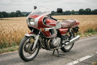 Honda CB Boldor 900 vintage garé sur une route de campagne française avec champs de blé en arrière-plan