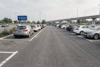 Parking de covoiturage Vinci Autoroutes La Chapelle Saint Mesmin avec signalétique et places marquées au sol